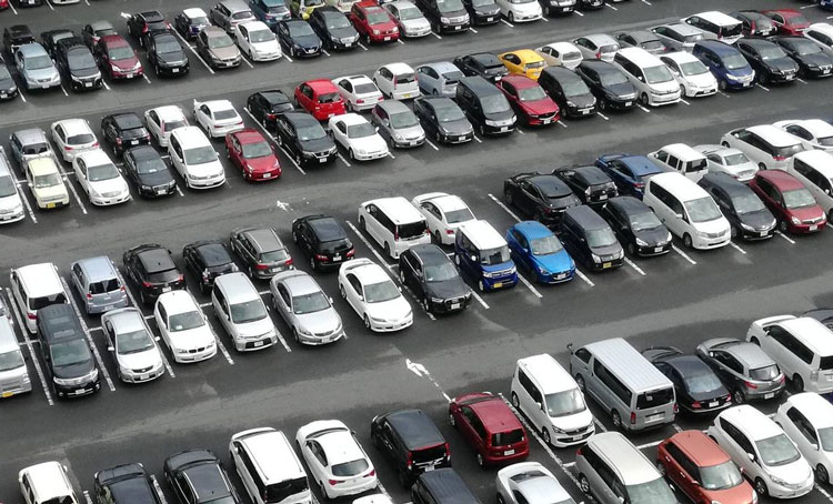 海外「日本はこれか普通なのか！」 日本の駐車場でほとんどの車が後ろ向き駐車なことに驚く外国人 海外の反応