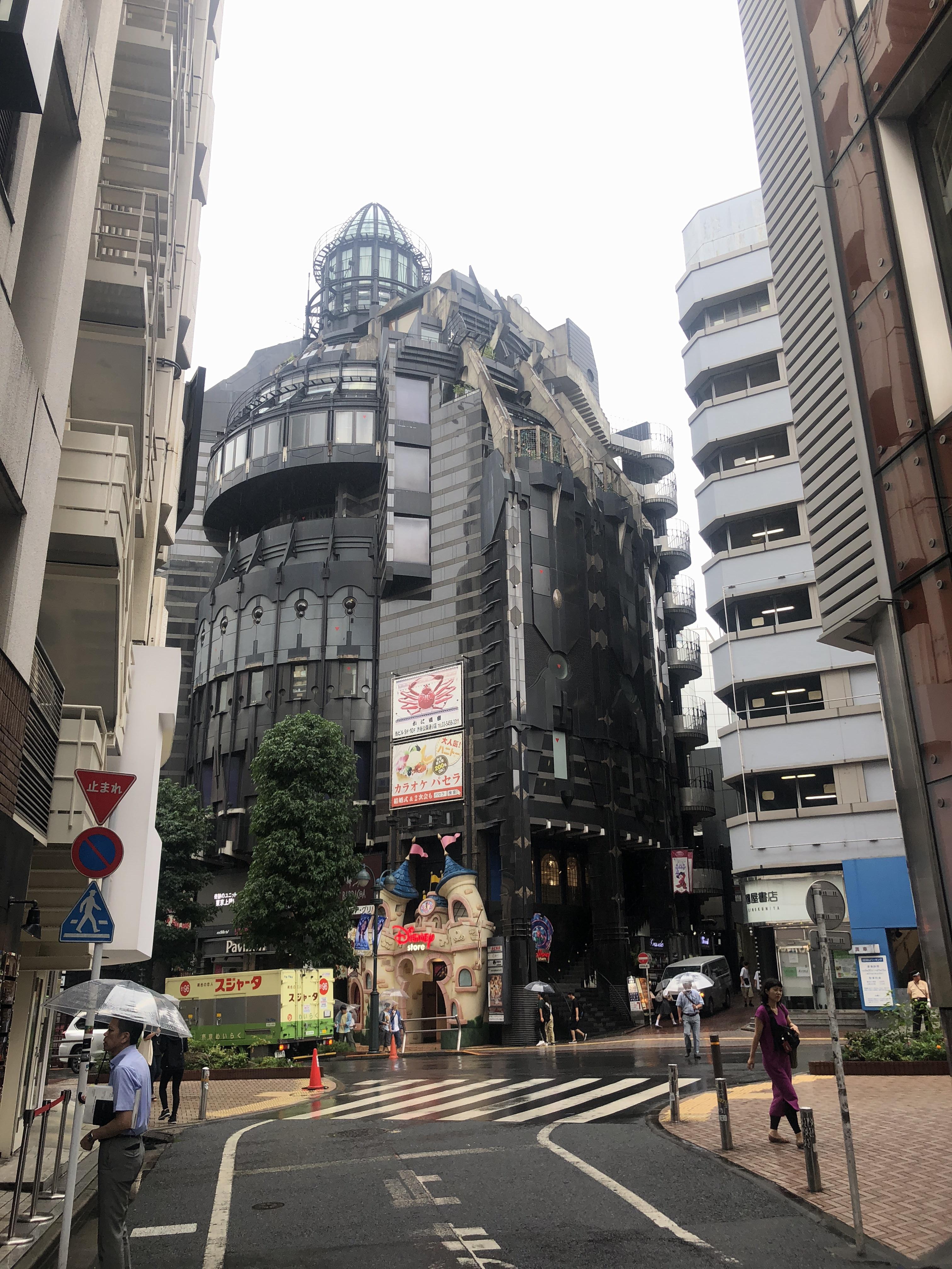 海外 東京にあるカッコいいビル 渋谷にあるディズニーストアの建物の形が悪魔的オーラを感じる 海外の反応